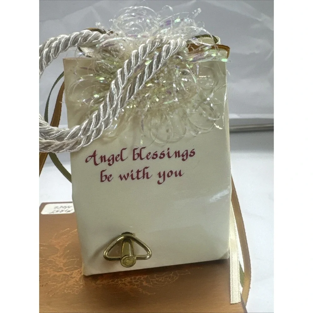 LA Tunes Collection Music Box Ornament -‎ plays 